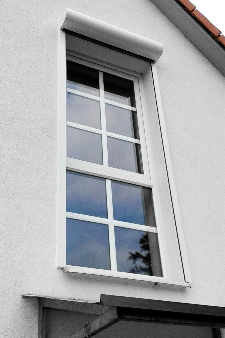 Weißes Fenster mit Rolladen