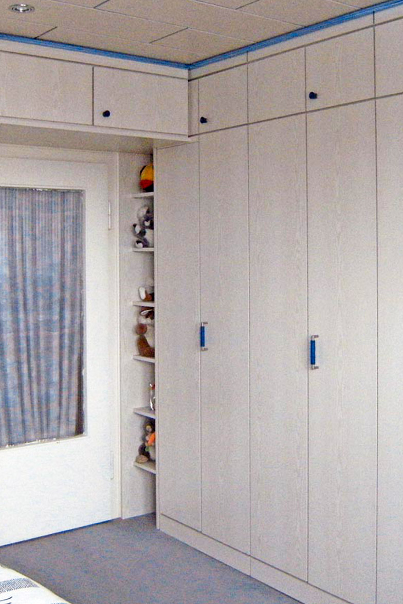 Weißer Einbauschrank