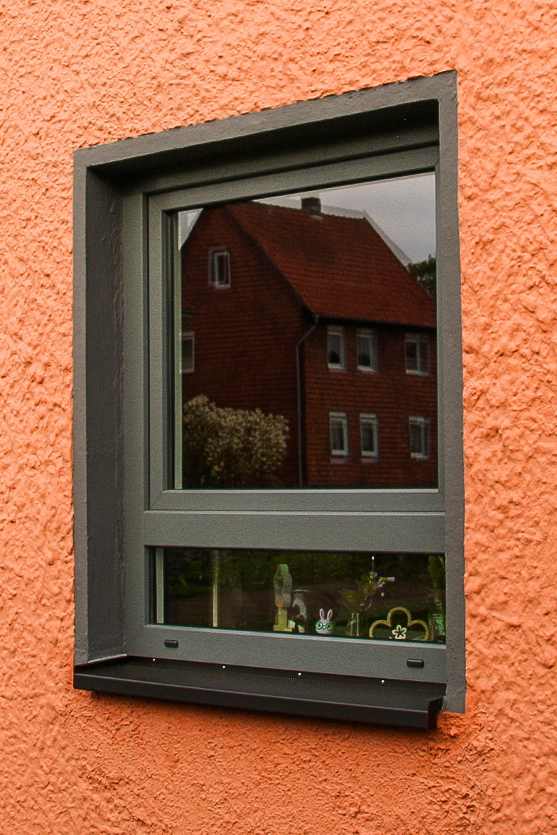Hauswand mit Fenster und Fliegengitter