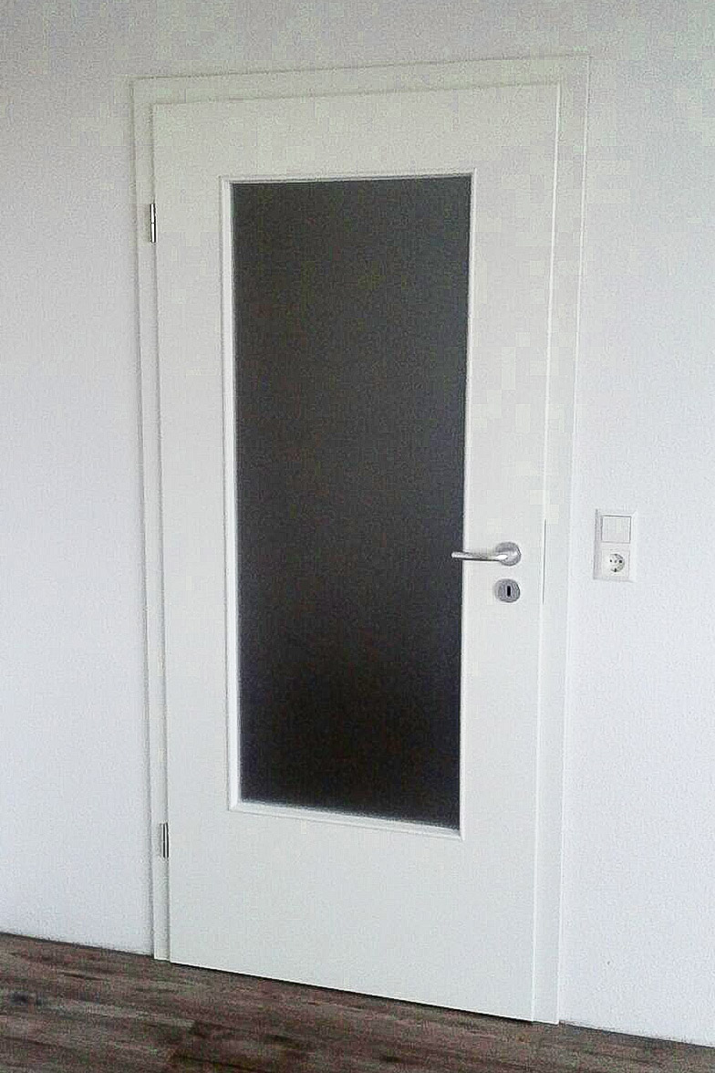 Weiße Zimmertür mit Glas